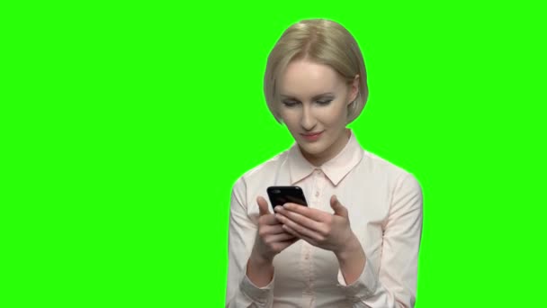 Eleganta affärskvinna textning på en mobiltelefon. — Stockvideo