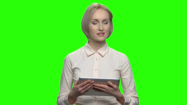Portrait de belle femme utilisant un appareil tablette . — Video