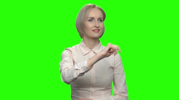 Frau im Business-Hemd arbeitet mit unsichtbarem Virtual-Reality-Bildschirm. — Stockvideo