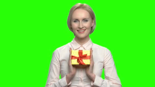 Портрет зрелой женщины с желтой подарочной коробкой с лентой . — стоковое видео