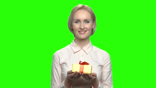 Portrait de femme caucasienne donnant boîte cadeau . — Video