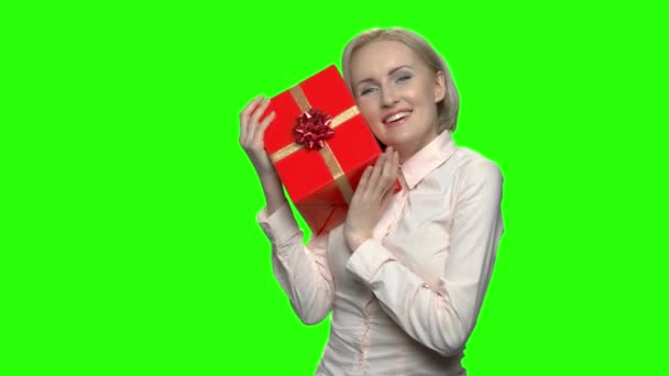 Frauenporträt bewundert ihre Geschenkschachtel zum Geburtstag. — Stockvideo