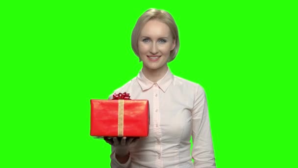 Affärskvinna med röd presentbox och tummen upp. — Stockvideo