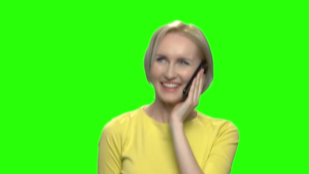 Portret van mooie blonde rijpe vrouw praten over de telefoon. — Stockvideo