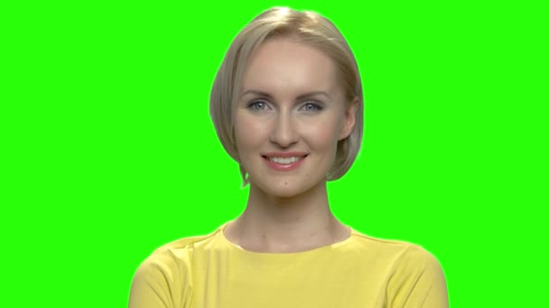 Närbild porträtt av vackra leende blond kaukasisk kvinna. — Stockvideo