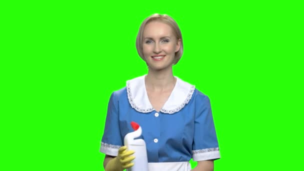 トイレ クリーナーのボトルの広告 トイレ クリーナー ボトルを指してクリーナーの制服を着た女性 キーイングの緑 Hromakey — ストック動画