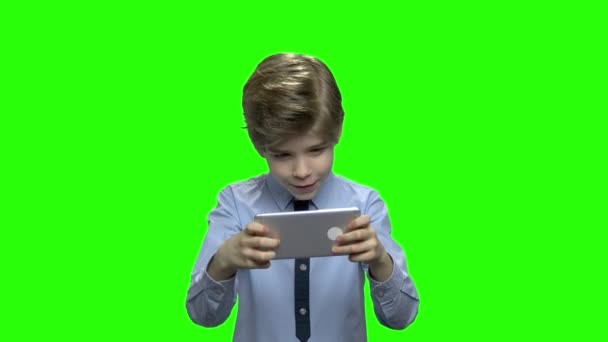 Ενθουσιασμένος Παιδί Που Παίζει Παιχνίδι Στο Smartphone Hromakey Πράσινο Φόντο — Αρχείο Βίντεο