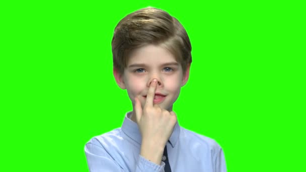 Αγόρι παιδί που κάνει ένα πρόσωπο αστείο χοίρος-μύτης. — Αρχείο Βίντεο