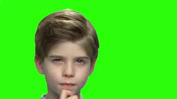 Close-up van denken jongen kin aan te raken. — Stockvideo