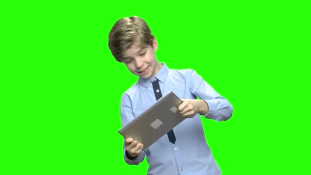 Niños con tableta Juegos de PC . — Vídeo de stock