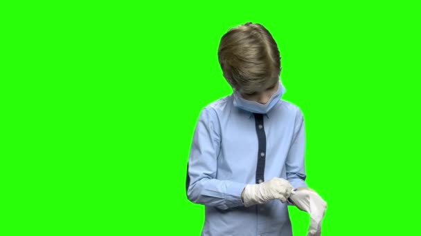 Dziecko, które stawia mały chłopiec na Rękawice medyczne. — Wideo stockowe