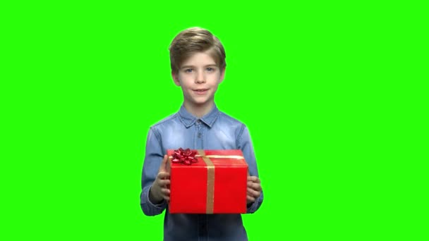 Παιδί αγόρι δίνει κόκκινο δώρο πλαίσιο. — Αρχείο Βίντεο