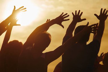 İnsanlar altın güneş ışımanın dokunmadan.