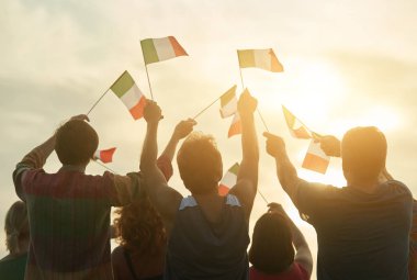 İtalyan bayrakları yetiştirme.