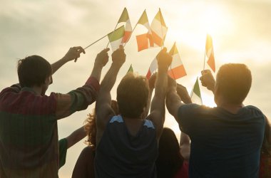 Güneş arka plan karşı küçük İtalyan bayrakları.