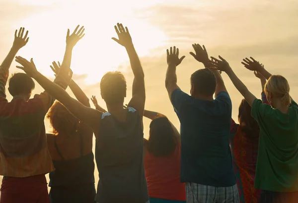 Mains en l'air sur fond de lever du soleil . — Photo