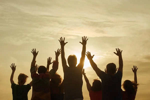 Adolescentes divirtiéndose al aire libre . — Foto de Stock