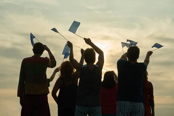 Groep patriottische mensen, terug achteraanzicht. — Stockfoto