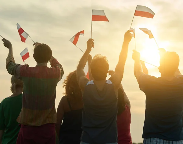 Menigte met Poolse vlaggen. — Stockfoto