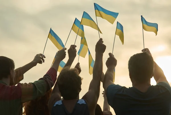 La gente sostiene banderas ucranianas . — Foto de Stock