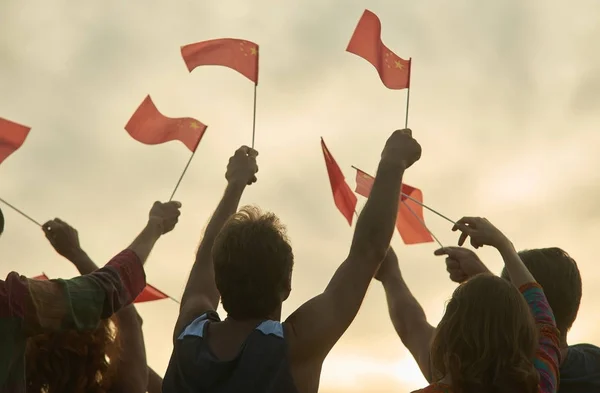 Foule avec des drapeaux chinois . — Photo