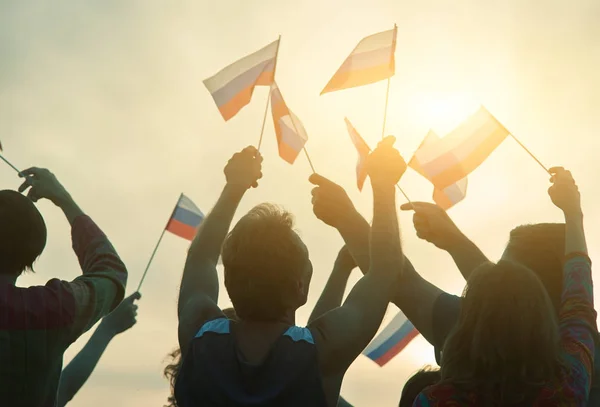 Russische volk met kleine vlaggen, achteraanzicht. — Stockfoto