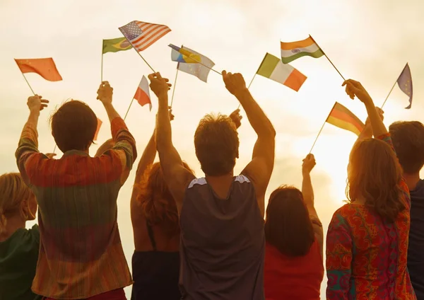 Personnes portant les drapeaux de leur pays . — Photo