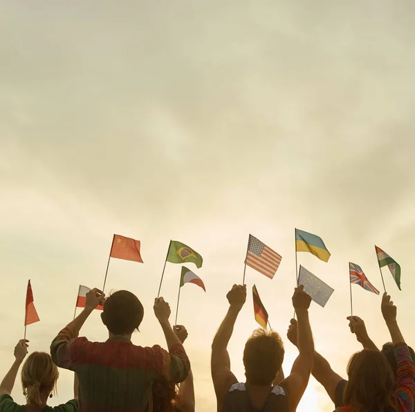 Bir grup ülke bayrakları sallayarak insan. — Stok fotoğraf