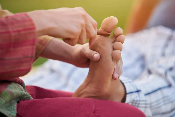 Massage profond des pieds relaxant . — Photo