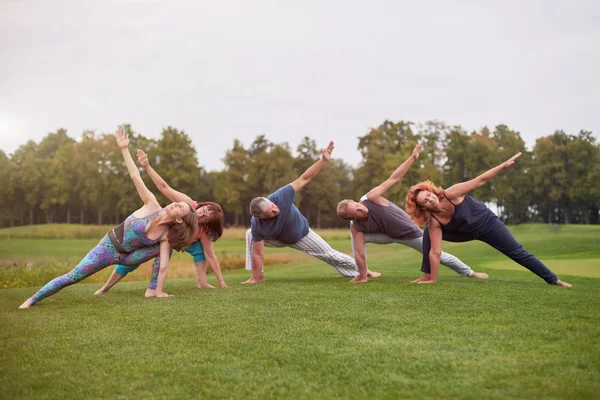 Grupa sport fitness ćwiczenia odkryty w parku. — Zdjęcie stockowe