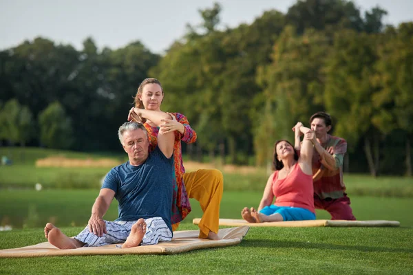 Grupp yoga utbildning övning. — Stockfoto