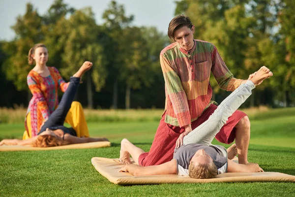 Bacak mindere, yoga egzersiz germe. — Stok fotoğraf