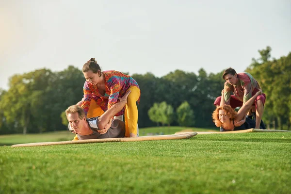 Thai yoga gruppterapi. — Stockfoto