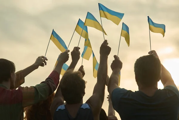 Люди держат украинские флаги . — стоковое фото
