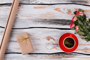 Fincan kahve, çiçek ve Hediyelik dedim bir kağıt.