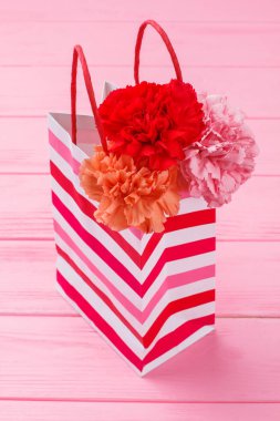 Alışveriş çantası çok renkli karanfil çiçek.