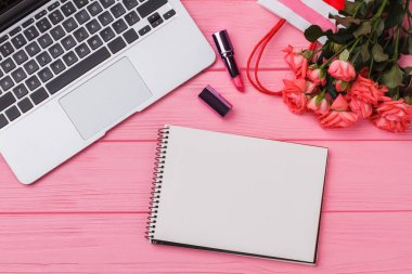 Kadın aksesuarları için çalışma ve makyaj.