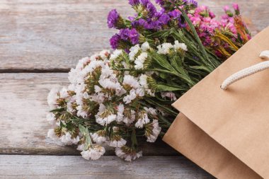 Beyaz, mor, pembe statice limonium çiçek kağıt çanta.