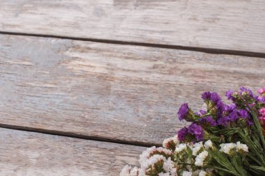 Statice limonium çiçek ve boşaltmak. Metin için özgür yer. Eski ahşap masa.