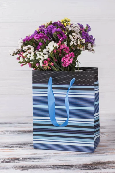 Νυφικές λουλούδια και μπλε παρόντες τσάντα. — Φωτογραφία Αρχείου