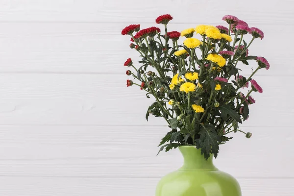 Bir vazoda papatya çiçekler.