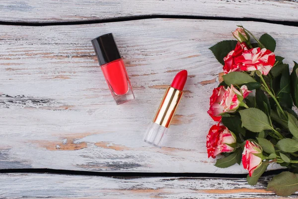 Maquillaje de productos y rosas flores . — Foto de Stock