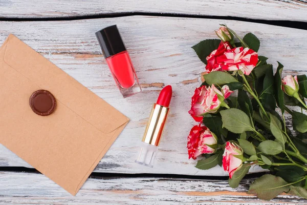 Fiori, accessori per il trucco e posta postale con timbro a sigillo di cera . — Foto Stock