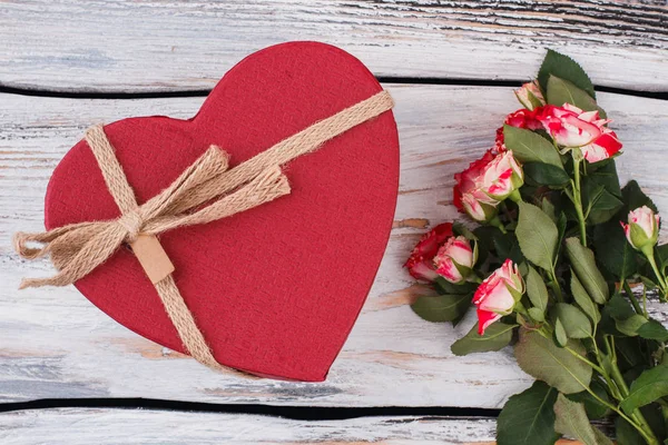 Caixa de presente e buquê de rosas para o dia dos namorados . — Fotografia de Stock