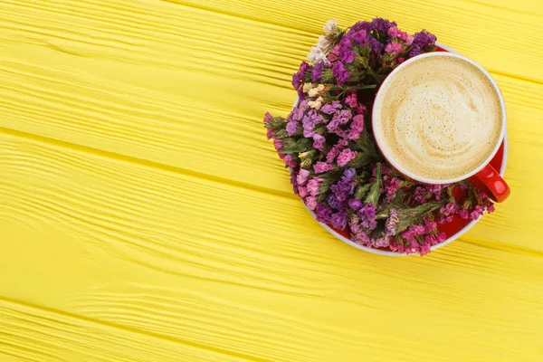 Tasse de fleurs de café et de limonium statice . — Photo