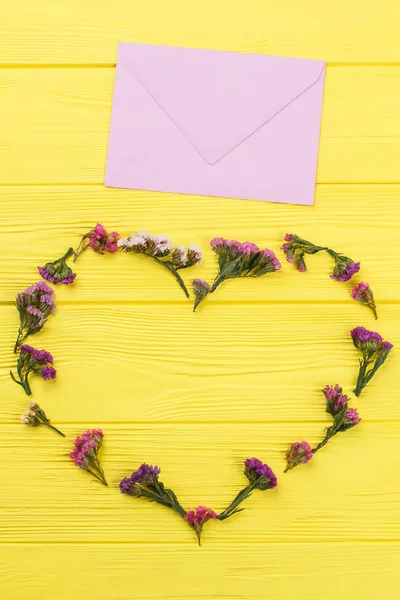 Forma de corazón flores y correo postal . — Foto de Stock