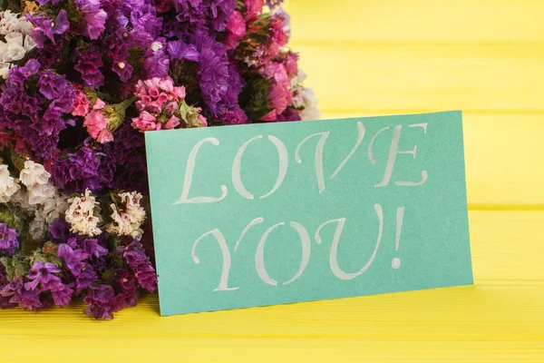 Μπουκέτο Statice Λουλούδια Και Κάρτα Αγαπώ Σύνθημα Επιφάνεια Φόντο Κίτρινο — Φωτογραφία Αρχείου
