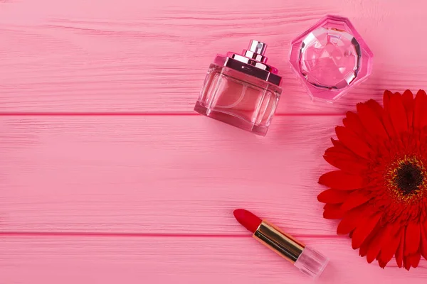 Accesorios de maquillaje para mujer y flores de gerber margaritas rojas . — Foto de Stock