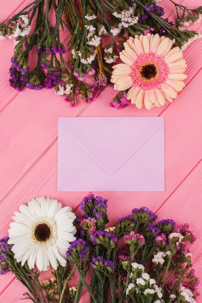 Sobre de correo y flores . — Foto de Stock