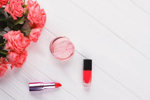 Accesorios de maquillaje femenino y flores de rosas . — Foto de Stock